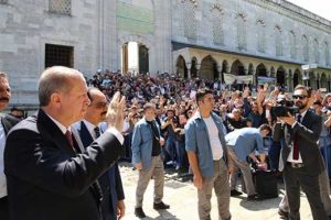 Erdoğan, cuma namazı sonrası vatandaşlarla sohbet etti