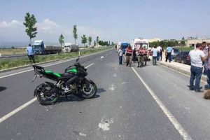 Kamyona &ccedil;arpan motosikletin s&uuml;r&uuml;c&uuml;s&uuml; &ouml;ld&uuml;
