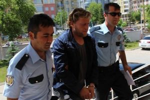 Eski eşini boğazından bı&ccedil;akla yaralayan şahıs tutuklandı