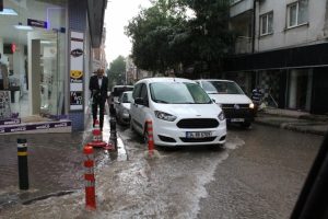 Bursa'da yollar nehre d&ouml;nd&uuml;, kanalizasyon kapakları yerinden &ccedil;ıktı