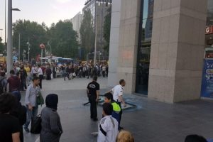 AVM'den d&uuml;şen cam 2 kişiyi yaraladı
