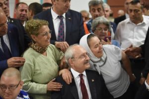 Kılı&ccedil;daroğlu Yenimahalle'de iftar sofrasına konuk oldu