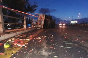 Başkent'te karpuz y&uuml;kl&uuml; kamyonet devrildi: 2 yaralı