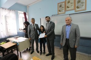 Bursa G&uuml;rsulu &ouml;ğrenciler karneleri protokol&uuml;n elinden aldı