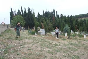 Bursa'da mezarlıklar bayrama hazırlanıyor