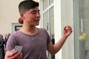 LYS'ye ge&ccedil; kalınca g&ouml;zyaşları i&ccedil;inde sınav belgesini &ccedil;&ouml;pe attı