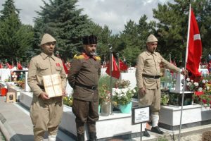 Şehit T&uuml;mgeneral Aydoğan Aydın'ın mezarı başında n&ouml;bet