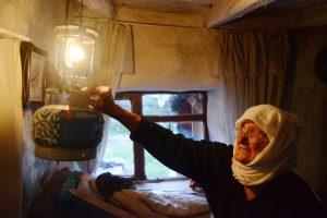 91 yaşında hen&uuml;z elektrikle tanışmadı