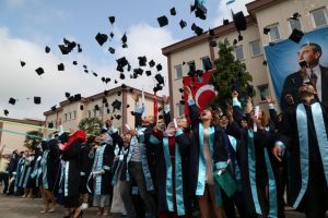 OD&Uuml;'de mezuniyet sevinci