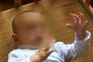 2 aylık bebeklerini a&ccedil;ık artırma ile sattılar!