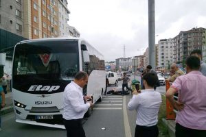 Kaza yapan motosiklete midib&uuml;s &ccedil;arptı: 1 yaralı