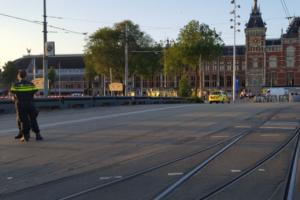 Amsterdam'da ara&ccedil; yayaları ezdi