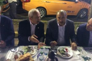 Kılı&ccedil;daroğlu taksicilerle sahur yaptı