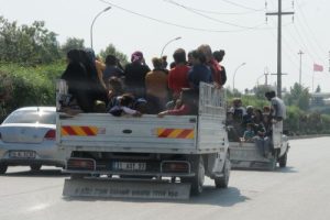 Kamyonet kasasında tehlikeli yolculuk