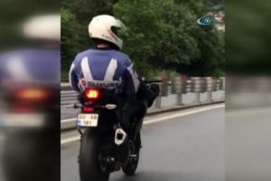 Motosiklette tehlikeli şov!