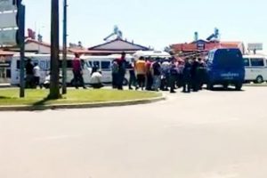 Yolcu y&uuml;z&uuml;nden tartışan minib&uuml;s&ccedil;&uuml;ler yol kapattı