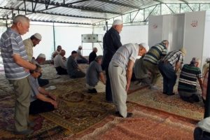 5 yıldır &ccedil;adırda namaz kılıyorlar