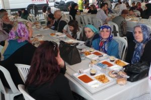 BTSO iftar sofraları 15 g&uuml;nde 30 bin kişiyi ağırladı