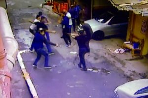Mahalleli ile torbacılar arasında silahlı &ccedil;atışma