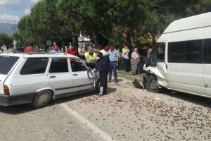 Otomobil park halindeki minib&uuml;se &ccedil;arptı: 1 &ouml;l&uuml;