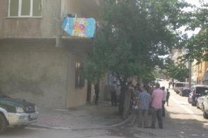 Terk ettiği eve akrabaları kurşun yağdırdı