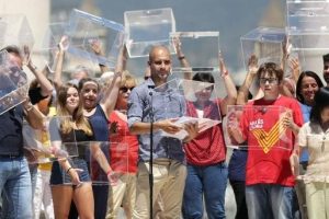 40 bin Katalan referanduma destek i&ccedil;in sokağa &ccedil;ıktı