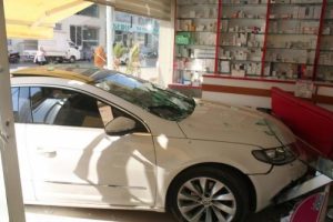 Otomobil eczaneye girdi: 2 yaralı