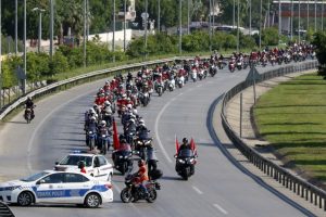 Jandarma ve motosikletlilerden kortej