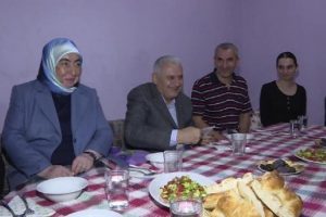 Başbakan Yıldırım Sancaktepe'de bir ailenin iftarına katıldı