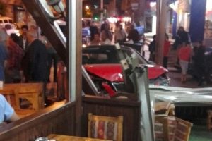 Otomobil b&ouml;rek&ccedil;i d&uuml;kkanına girdi