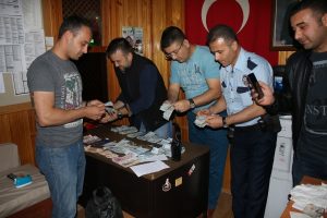 Bursa'da zabıta cami &ouml;n&uuml;nden aldı &uuml;zerinden servet &ccedil;ıktı!
