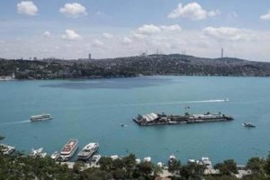 İstanbul Boğazı'ndaki g&ouml;r&uuml;nt&uuml; herkesi şaşırtıyor