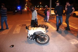 Yayaya &ccedil;arpan motosiklet 50 metre s&uuml;r&uuml;klendi!