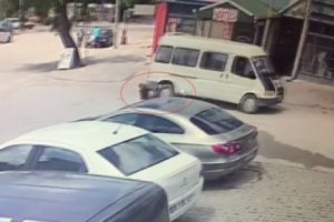 Geri giden minib&uuml;s yaşlı adamı ezdi!