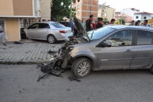 Kaza yapan ara&ccedil;lardan biri eve &ccedil;arparak durabildi: 4 yaralı