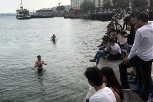 İstanbul'da sıcaktan bunalan gen&ccedil;ler denize atladı