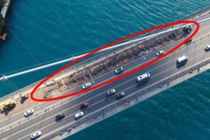 İstanbul'da trafiği durduran &ccedil;alışma b&ouml;yle g&ouml;r&uuml;nt&uuml;lendi