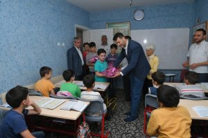 Bursa'da yetim &ccedil;ocukların y&uuml;z&uuml;n&uuml; g&uuml;ld&uuml;