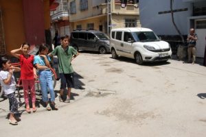 Oynarken otomobilin altında kalan &ccedil;ocuk &ouml;ld&uuml;