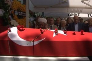 Duayen gazeteci son yolculuğuna uğurlandı