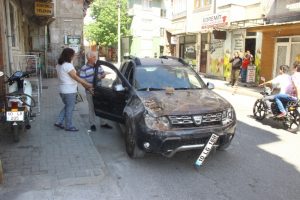 Balıkesir'de depremde kopan bina par&ccedil;ası araca zarar verdi