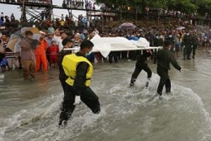 Myanmar'da d&uuml;şen u&ccedil;aktaki 76 kişinin cesedine ulaşıldı