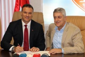 Samsunspor, Alpay &Ouml;zalan'la s&ouml;zleşme imzaladı