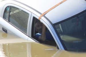 Ameliyatlı adam g&ouml;lete u&ccedil;an otomobilde kurtarılmayı bekledi