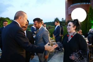 Cumhurbaşkanı Erdoğan sanat&ccedil;ı ve sporculara iftar verdi