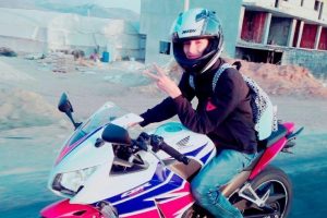 Motosiklet s&uuml;r&uuml;c&uuml;s&uuml;n&uuml;n kaskı başından fırladı, kafasını araca &ccedil;arparak &ouml;ld&uuml;