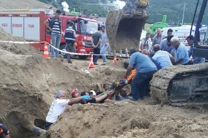 Toprak altında kalan iş&ccedil;inin mucize kurtuluşu