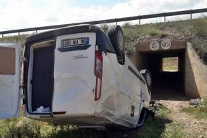 Para nakil aracı şarampole u&ccedil;tu: 3 yaralı