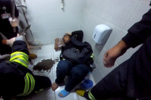 Tuvalete d&uuml;şen cep telefonu uğruna kolundan oluyordu