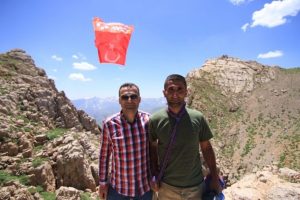 Kato Dağı zirvesine bayrak asan kişi Karadenizli &ccedil;ıktı